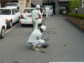 屋外の排水管洗浄作業風景1
